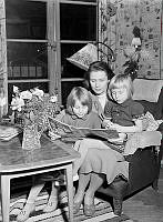 Skådespelerskan Doris Svedlund med döttrarna Lena (7 år) och Kersti (5 år) i sitt knä. Doris Svedlund medverkar i Graham Greenes pjäs 