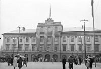 Gustav Adolfs Torg 1, Utrikesdepartementet (Arvfurstens palats). Flaggning på fasaden i samband med Kung Gustaf Adolfs 70-årsdag.