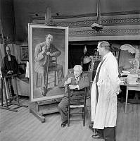 Banérgatan. Gunnerska ateljén. Gotthard Johansson (t.v.) bredvid ett porträtt av honom själv, målat 25 år tidigare. Konstnären Carl Gunne (t.h.) målade porträttet.