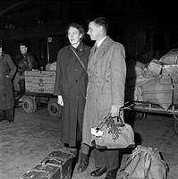 Bromma flygplats. Nobelpristagare i kemi (år 1952), Richard Millington Synge med sin maka.
