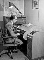 Sydsvenska Dagbladets Stockholmsredaktion. En man arbetar vid en skrivmaskin.