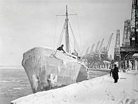 Holländsk båt täckt av snö och is.