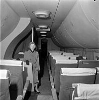 Bromma flygplats. Interiör av Pan Americans tvådäckade Boeing Strato Clipper, världens största trafikplan.