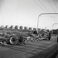 Stora Essingebron, vy mot Fredhäll. Vraket efter lastbilen som krockade med buss på linje 96. Bussen störtade genom broräcket. Elva personer omkom, en överlevde.