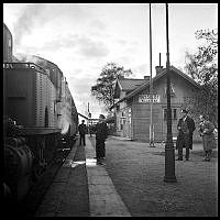 Hässelby Villastads tågstation och stationshus. En stins står på perrongen.
