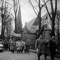 Laboratoriegatan 1, Engelska kyrkan. Demonstrationståg till stöd för Ungernrevolten. Demonstrationståg som gick från Kungsträdgården till brittiska, franska och amerikanska ambassaderna.