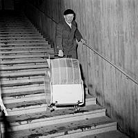 Stureby, tunnelbanestationen. Barnvagnar provas i trapporna. Fil. dr. Vilhelm Irgens Pettersson demonstrerar sin uppfinning; en barnvagn som kan gå i trappor.