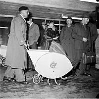 Stureby, tunnelbanestationen. Barnvagnar ska provas i trapporna. Fil. dr. Vilhelm Irgens Pettersson demonstrerar sin uppfinning; en barnvagn som kan gå i trappor.
