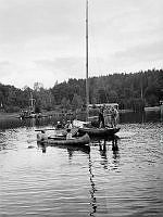 Barn i båtar ute på vattnet vid Södra Latins sommarhem vid Myttingeviken på Värmdö. Södra Latin var vid denna tid 