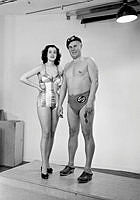 Modevisning av badkläder. Kicki Håkansson, svensk skönhetsdrottning (vann den allra första Miss World-tävlingen 1951) och Erik Martin, långdistanssimmaren, SKK - Stockholms Kappsimningsklubb.