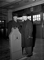 SJ:s nya ilgodsmagasin vid Centralstationen. Expeditionsföreståndare G. Ekström och stationsinspektör E. Lindgren vid en våg.