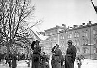 Linnégatan 89, Garnisonen. Lv 3:s förbimarsch för milobefälhavaren i samband med regementets flytt till Norrtälje.