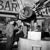 Österlånggatan. Interiör på jazzklubben, Gazelle Club. I den ruffiga baren serverades cola och öl, och ibland varmkorv.