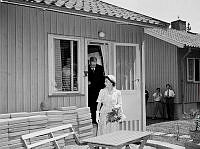 Anundsvägen 49. Engelska drottningen Elizabeth II och kung Gustaf VI Adolf besöker familjen Larssons i en småstuga i Norra Ängby.