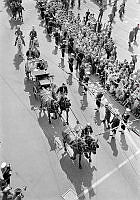 Kunglig kortege. Engelskt statsbesök av drottning Elizabeth II och prins Philip. Vagn med drottning Elizabeth och kung Gustaf VI Adolf passerar genom Stockholm.