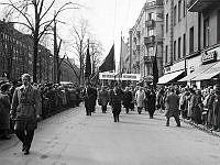 Socialdemokraternas traditionella första majdemonstration, gick från Humlegården till Gärdet.Gunnar Sträng i ljus rock i första ledet.