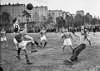 Stadshagens Idrottsplats. Fotbollsmatch mellan IK Taikon, som bestod av romer alla med efternamnet Taikon. De mötte ett Kungsholmslag som till största delen bestod av Kungsholmsbor.