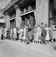 Tegelbacken 2, Centralpalatset. Runt spårvägens kortcentral slingrade sig en kö av skolbarn, för att köpa skolkort till spårvagnen.