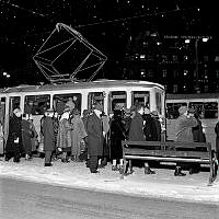 Tegelbacken. Vinterklädda stockholmare kliver på spårvagnen.