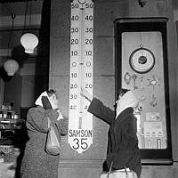 En kylig februaridag i Stockholm år 1956 med två ungdomar som pekar på en termometer.