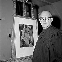 Porträtt av konstnären Sixten Lundbohm vid en tavla.