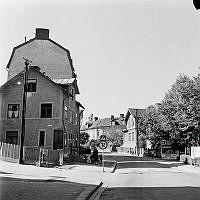 Hagalund. Korsning vid Järvagatan. I bakgrunden till vänster en skomakarbutik och till höger en kiosk.