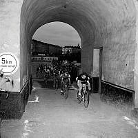 Karlbergs slott. Karlbergsloppet. Cyklister cyklar genom ett valv.