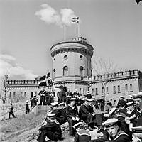 Kastellholmen vid kastellet. Militärer från Stockholms Örlogsstation, avbildade i samband med den sista friluftsgudstjänsten på Kastellholmen.