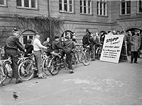 Maria Prästgårdsgata 9, Folkskoleseminariet. Cykelfrämjandet har trafiklektion och erbjuder gratis besiktning av cyklar. Barn och ungdomar köar med sina cyklar.