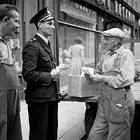 Konstapel B. Klamm samtalar med en kusk som blivit bestulen. Från och med den 1 juli 1948 fick de patrullerande poliserna en ny instruktion, med rätt att samtala med allmänheten på gatan.