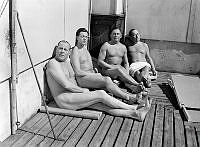 Troligen Södermalms badinrättning.Bastugatan 4. En grupp nakna män solbadar på terrassen.