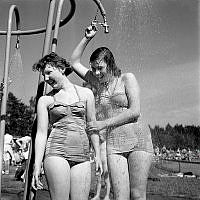Älvsjöbadet. Hagsätra. Sommaren 1955 blev en av seklets varmaste.
Enskedeflickorna Rose-Marie Eng och Inga-Lill Frohm i en utomhusdusch.
