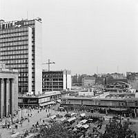 Utsikt över Hötorget mot söder, mot Hötorgshallen och byggandet av det andra hötorgshuset.