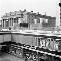 Hötorgs-City. Butiken Twilfits skyltfönster med terrassen ovanpå och Konserthuset i fonden.