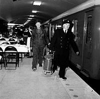 T-banestation Centralen. Förberedelser inför invigningsfesten. Montör S. Jansson och tillsyningsman E. Häll bär på en pytsspruta. 1957-11-24  invigs sammanbindningen av tunnelbanan, Slussen-Hötorget.