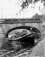 Motorbåt på grund under Norrbro.