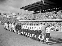 Råsundastadion. Fotbollsmatch mellan Sverige och Tyskland. Det tyska laget gör hitlerhälsning.