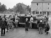 Sparbanksvägen 22-24, Riksdalertorget, Hägerstensåsen. Barn samlade kring den nya fontänen.