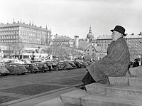 Medborgarplatsen. Borgarrådet Harry Sandberg tittar ut över torget från Medborgarhusets trappa.