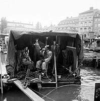 Dykarflotte på Riddarholmskanalen i samband med tunnelbanebyggandet.