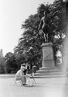 Karl XII:s Torg. Fotograf i Kungsträdgården vid Karl XII:s staty.