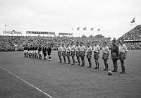 Råsundastadion. Fotbollslandskamp mellan Sverige och Ungern. Lagen uppställda på planen.