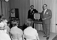 Södersjukhuset. Televisionspremiär. Sjukhusintendent Erland Lindström och radiostudiochef Peter Koschke introducerar premiärprogrammet för patienterna.