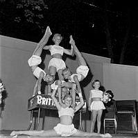 Humlegården. Barnens Dag. Gymnastikgruppen Britta-flickorna uppträder på scen.