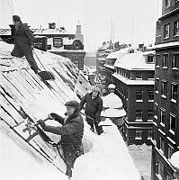 Karduansmakargatan västerut från kvarteret Björnen och kvarteret Loen. Snöskottning från SvD:s tak, Karduansmakargatan 11.