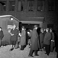 Torsgatan 21. Folk lämnar in sina deklarationer.