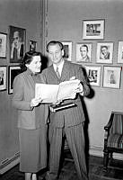 Operasångerskan Birgit Nilsson och operasångaren Bernhard Sönnerstedt repeterar på Stockholms Konserthus.