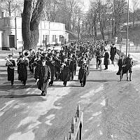 Militär musikkår leder tåget med skolbarn som besökt Skeppsholmen.