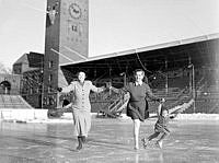 Fru Dagmar Pegel åker konståkning med mor och dotter på Stockholm Stadion.