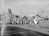 Tennismatch på Råsunda nya tennisstadion, vid invigningen.